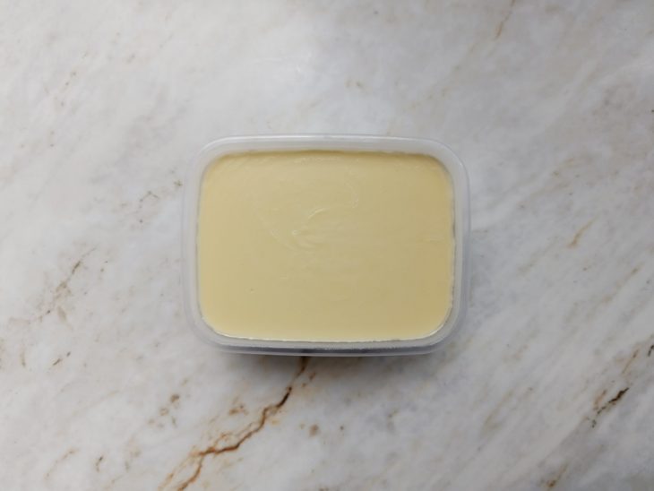 Requeijão amornando em temperatura ambiente.