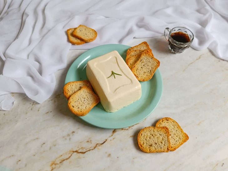 Requeijão desenformado pronto para ser servido com acompanhamentos.