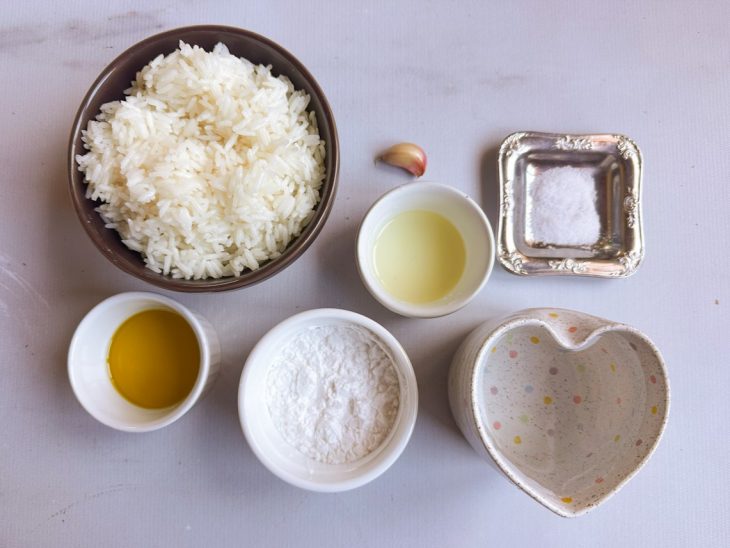 Ingredientes reunidos na bancada.