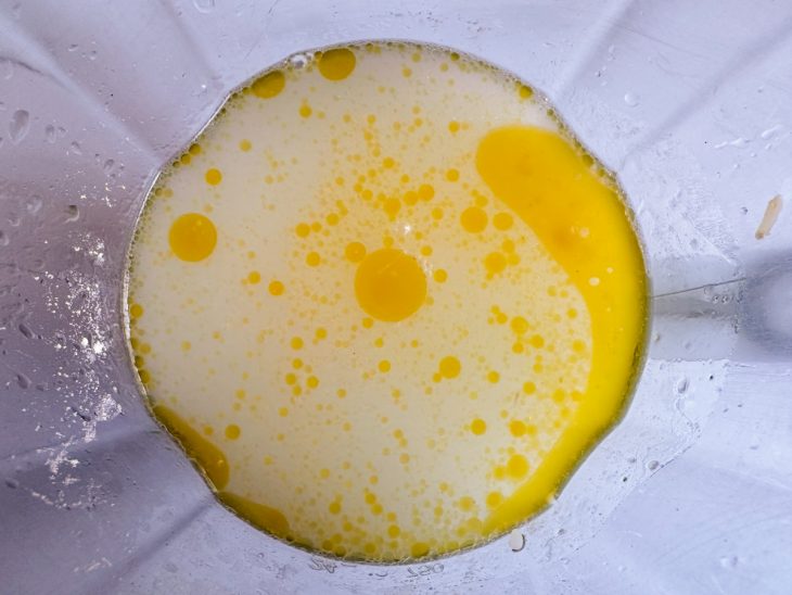 No liquidificador, o arroz, o polvilho, o sal, o suco de limão, o azeite, a água e o alho.