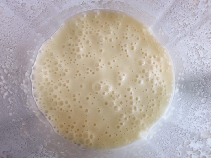 No liquidificador, os ingredientes já batidos uniformemente.