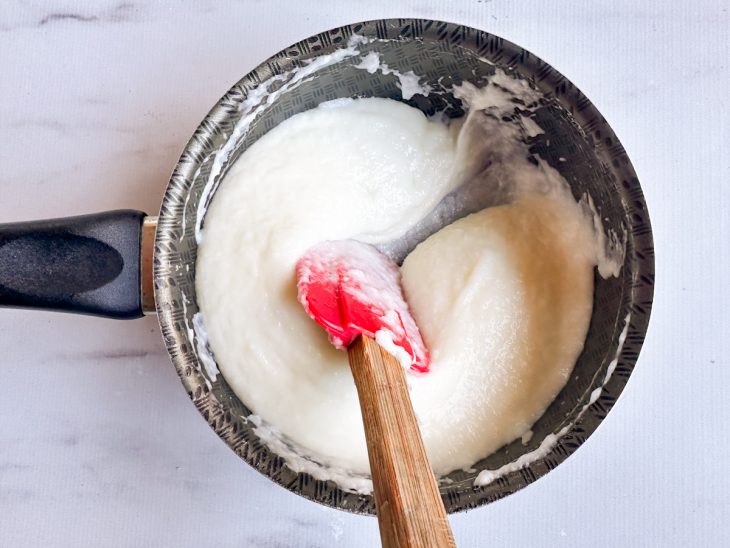 Na panela, espátula mostrando o ponto certo.