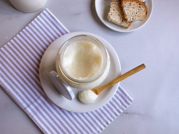 Requeijão transferido para um pote.