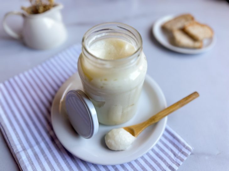 Pote hermético com requeijão cremoso vegano.