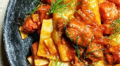 Rigatoni ao molho de linguiça com erva-doce