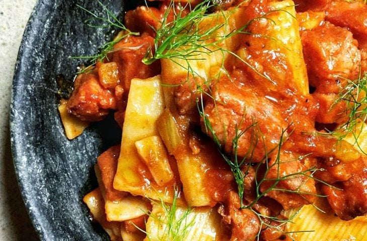 Rigatoni ao molho de linguiça com erva-doce