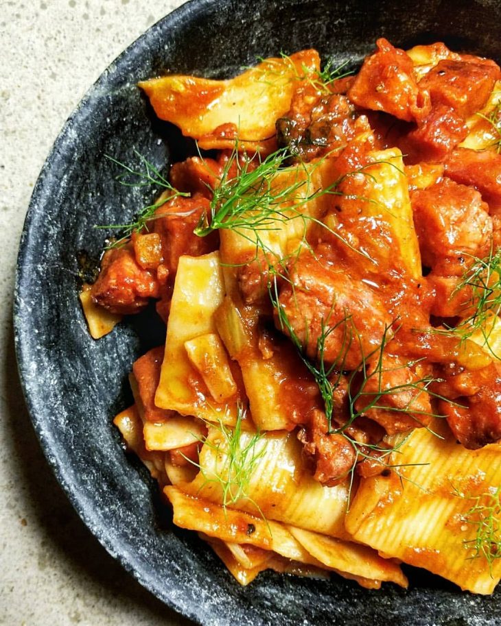 Rigatoni ao molho de linguiça com erva-doce