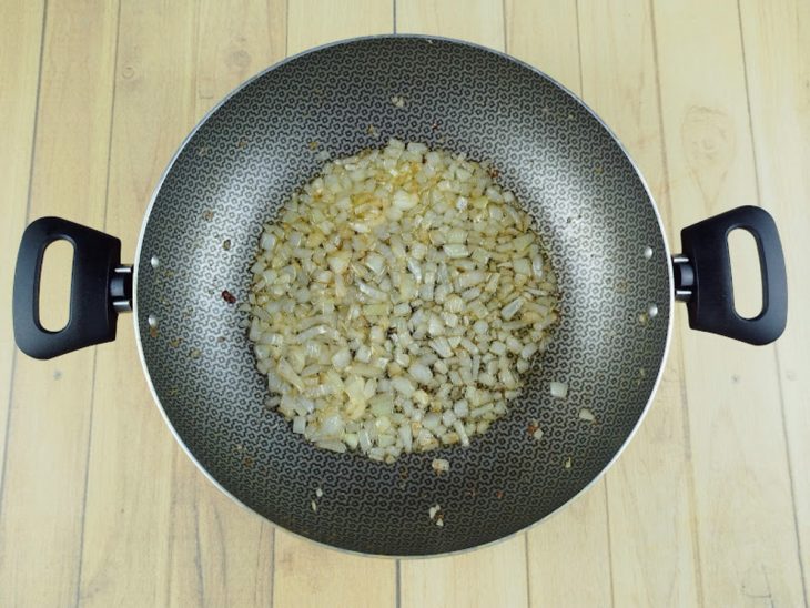 Cebola refogada na frigideira com manteiga.