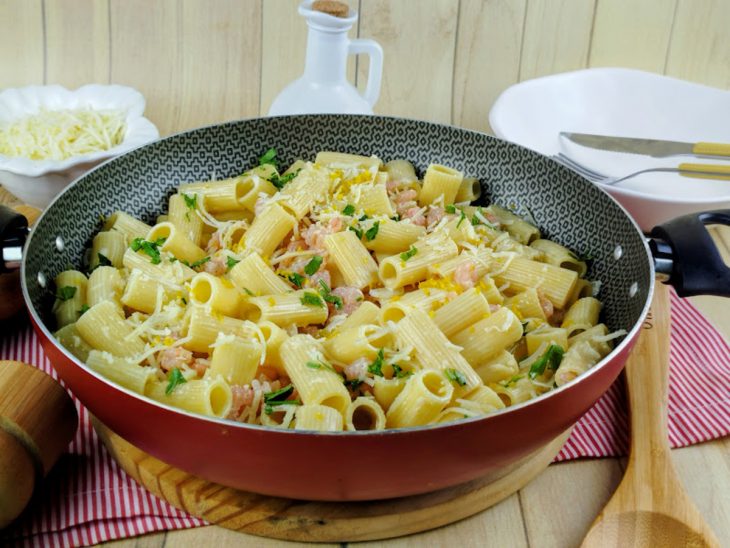 Rigatoni com camarão rápido finalizado e pronto para consumo.