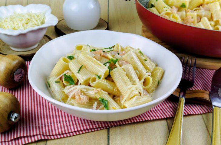 Rigatoni com camarão rápido