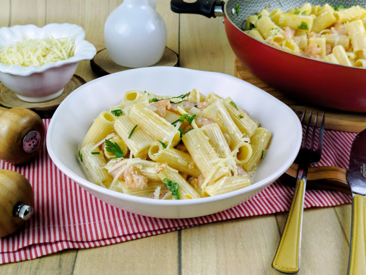 Rigatoni com camarão rápido