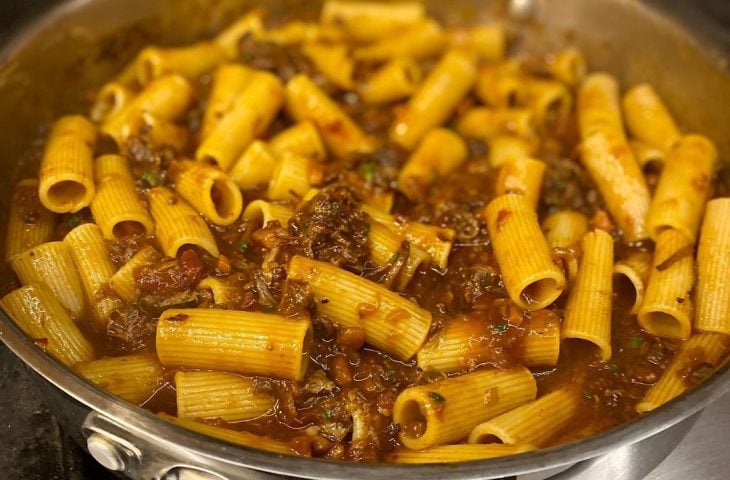 Rigatoni com ragú de ossobuco