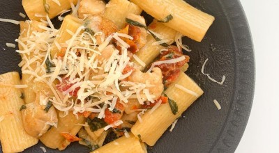 Rigatoni com tomate seco e frango