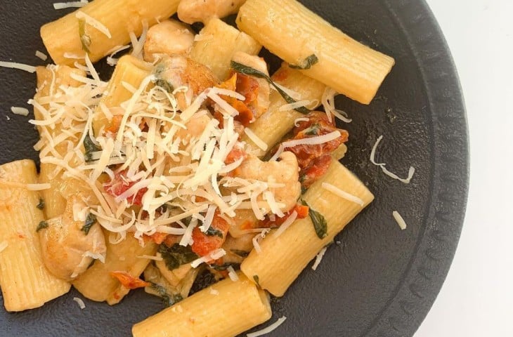 Rigatoni com tomate seco e frango