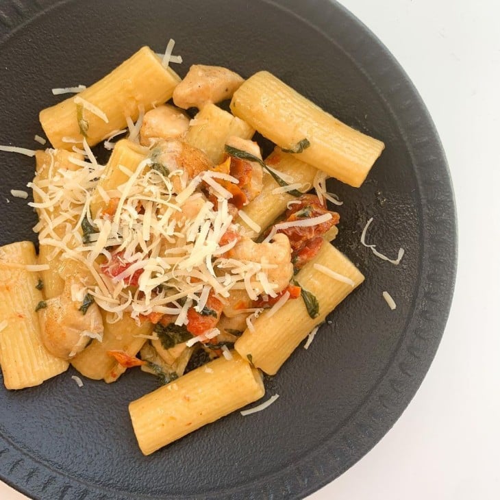 Rigatoni com tomate seco e frango