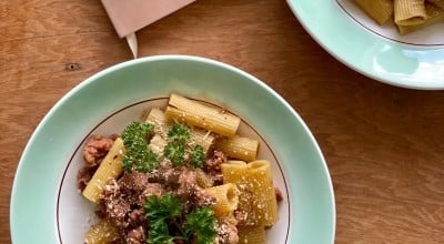 Rigattoni com linguiça na cerveja preta