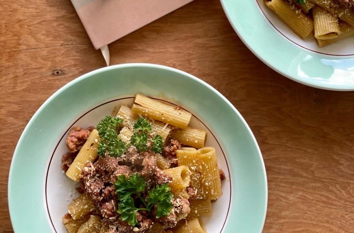 Rigattoni com linguiça na cerveja preta