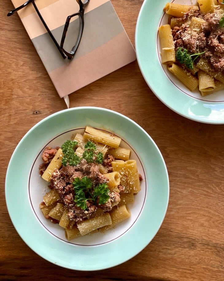 Rigattoni com linguiça na cerveja preta