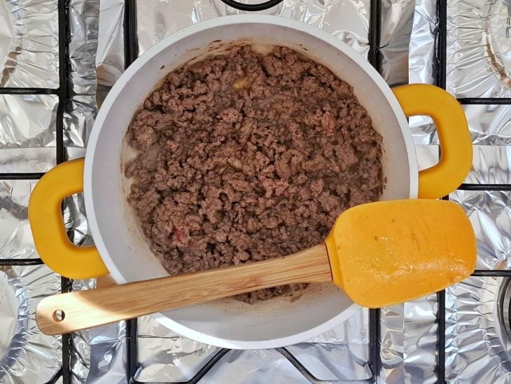 Panela com carne moída a dourar.