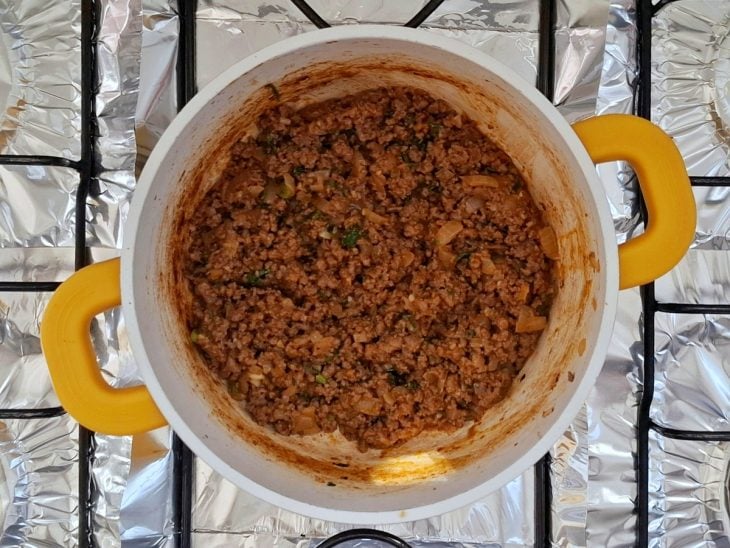 Panela com carne moída, extrato de tomate e temperos.