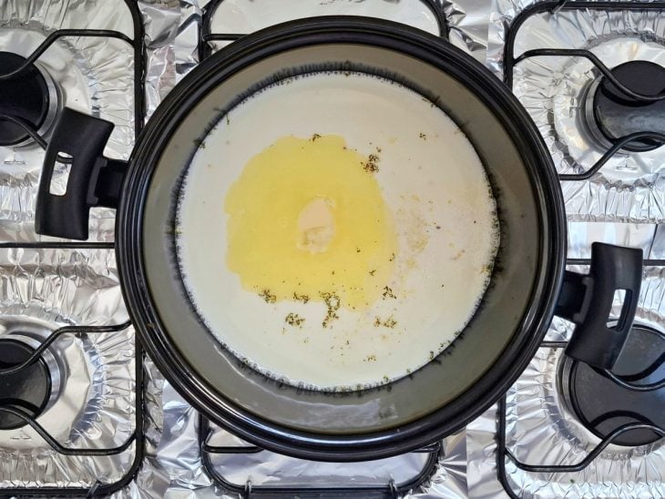 Panela com leite, água, caldo de galinha, margarina e sal.