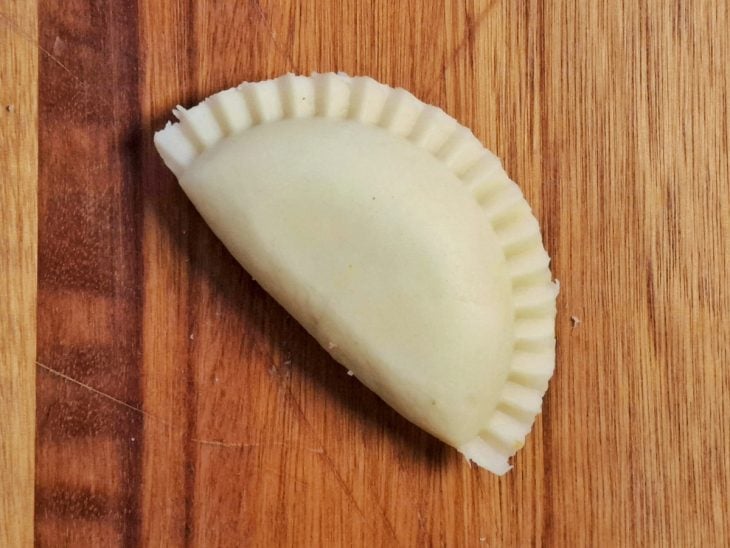 Risoles fechado sobre a tábua.