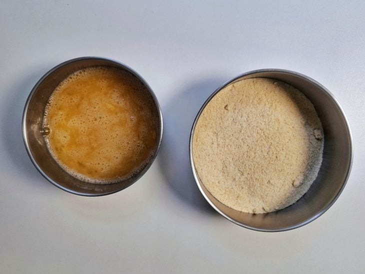 Recipientes com ingredientes para empanar.