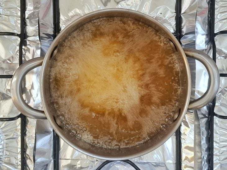 Panela com óleo e risoles a fritar.