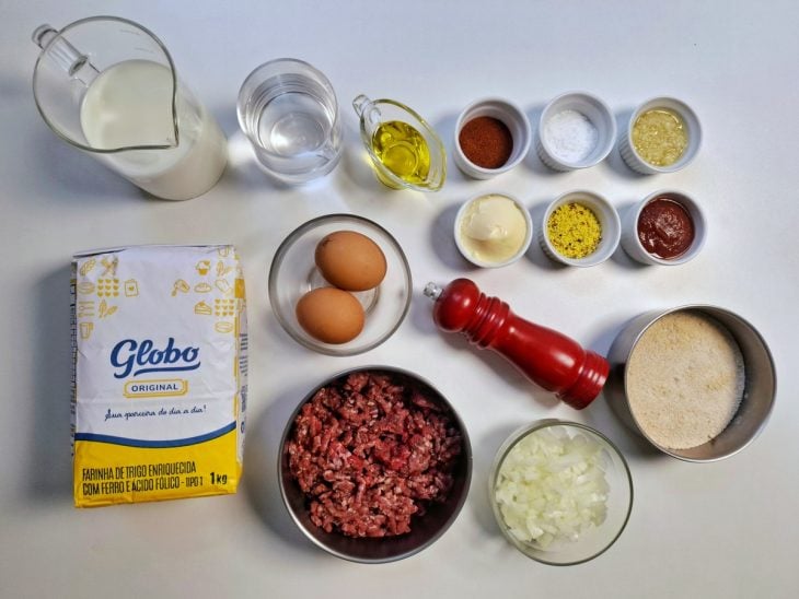 Bancada com ingredientes da receita.
