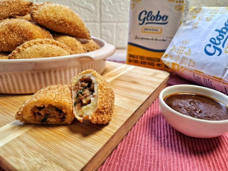 Recipiente com risoles de carne moída.