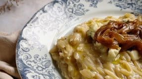 Risoni de gorgonzola com cebola caramelizada