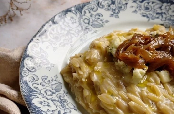 Risoni de gorgonzola com cebola caramelizada