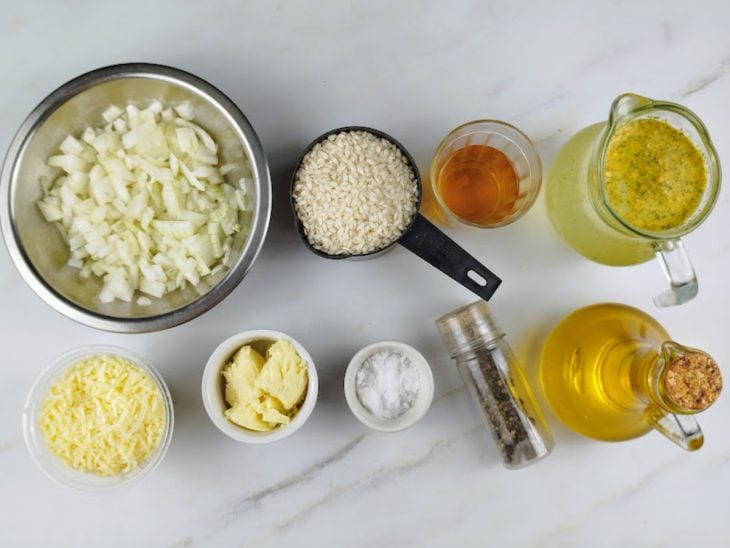 Uma bancada com ingredientes da receita.