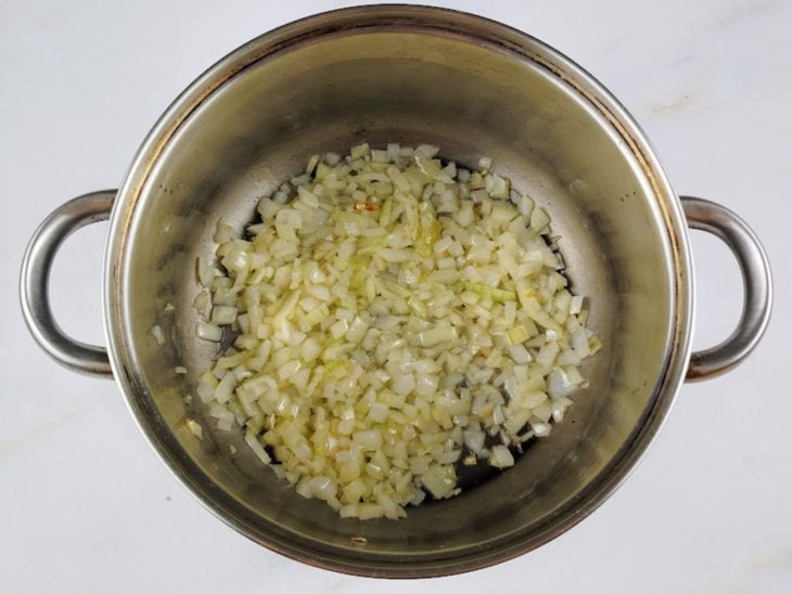 Uma panela com a cebola a dourar.