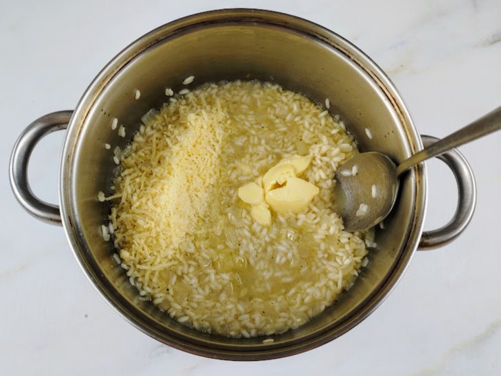Uma panela com a mistura de todos os ingredientes do risoto.
