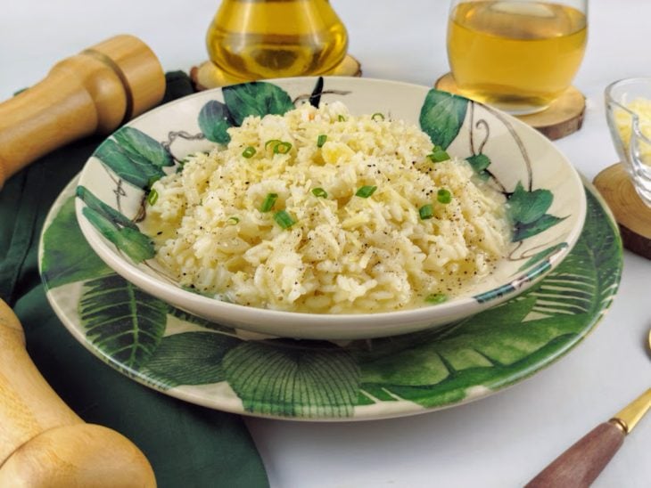 Um prato com risoto.