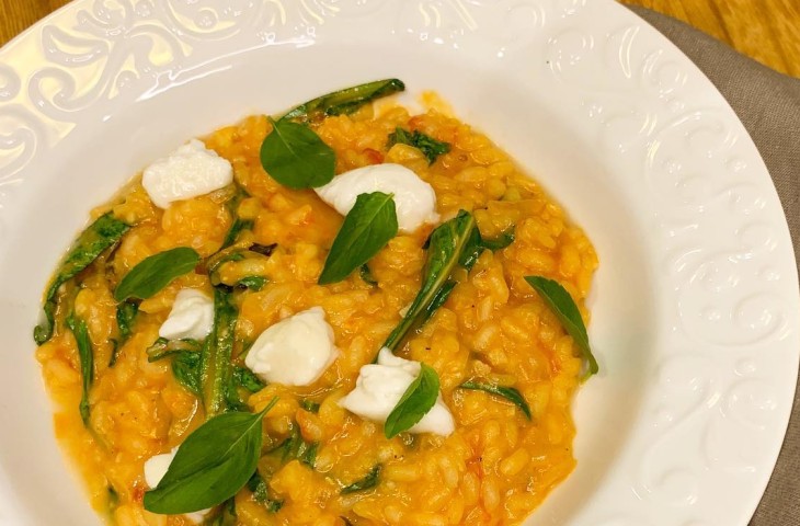 Risoto caprese com rúcula