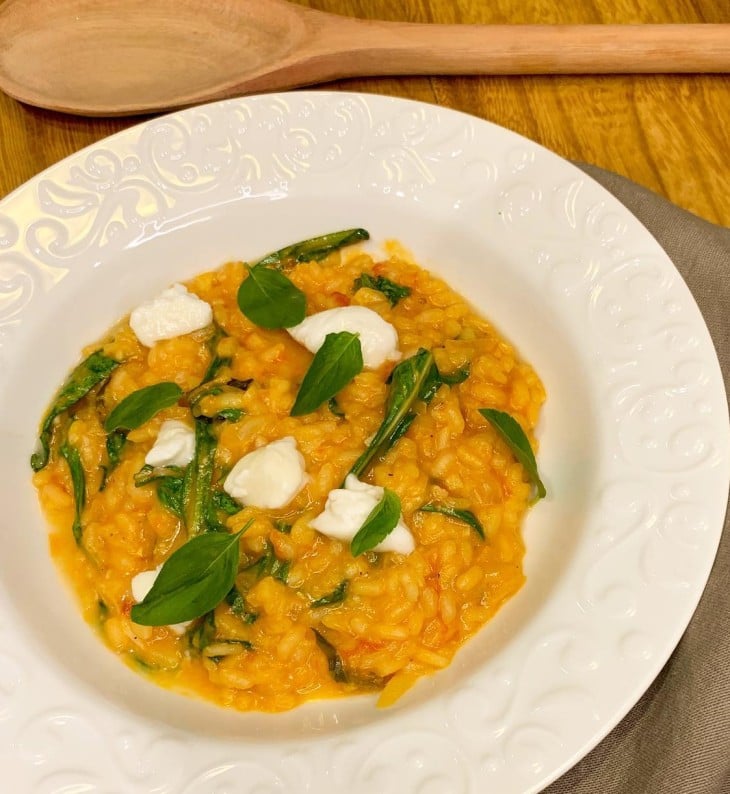 Risoto caprese com rúcula