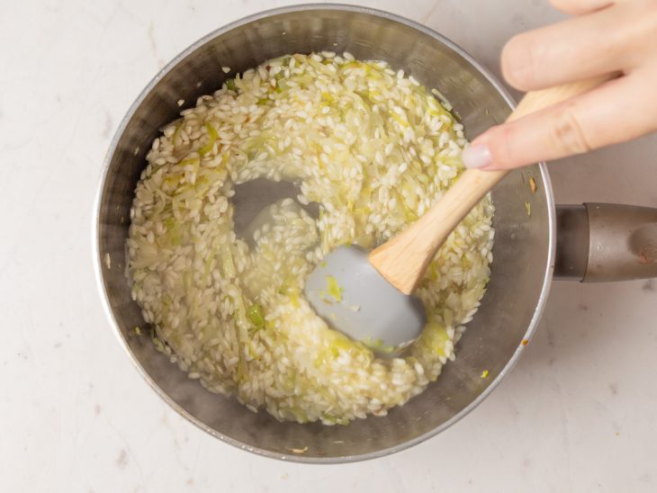 Arroz sendo mexido na panela.
