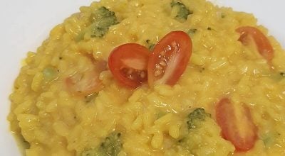 Risoto de açafrão com tomate-cereja e brócolis