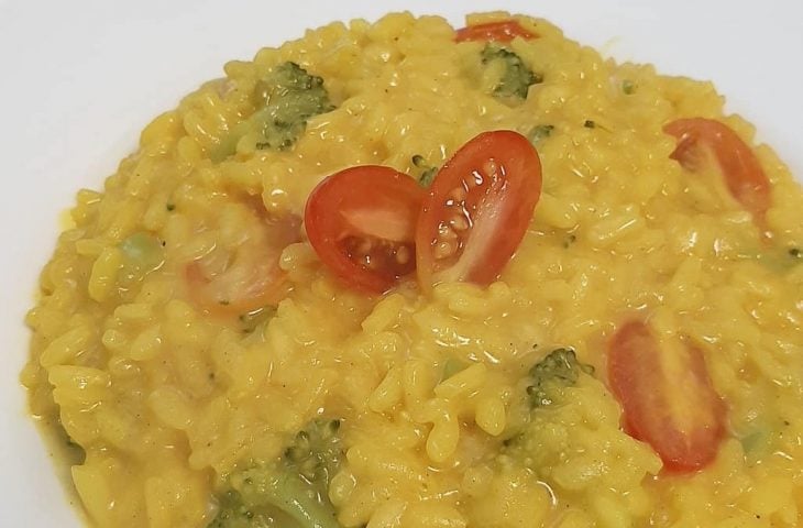 Risoto de açafrão com tomate-cereja e brócolis