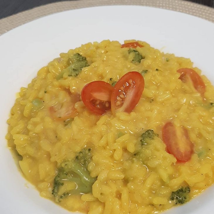 Risoto de açafrão com tomate-cereja e brócolis