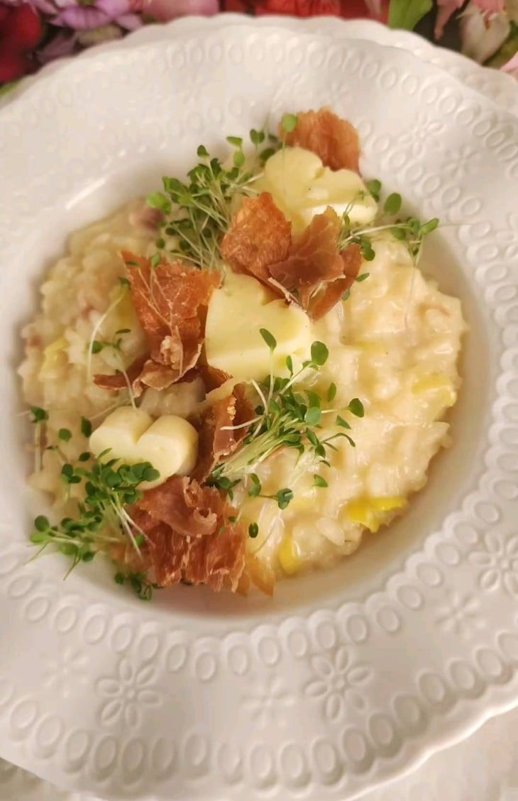 Risoto de alho-poró com brie e presunto cru