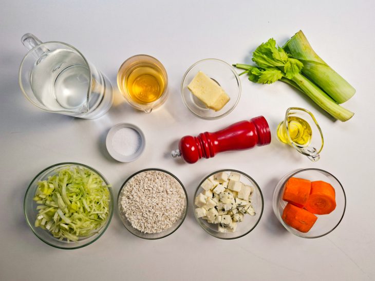 Ingredientes reunidos na bancada.