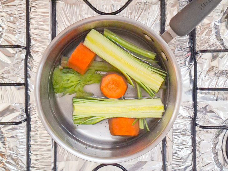 Ingredientes na panela com água.