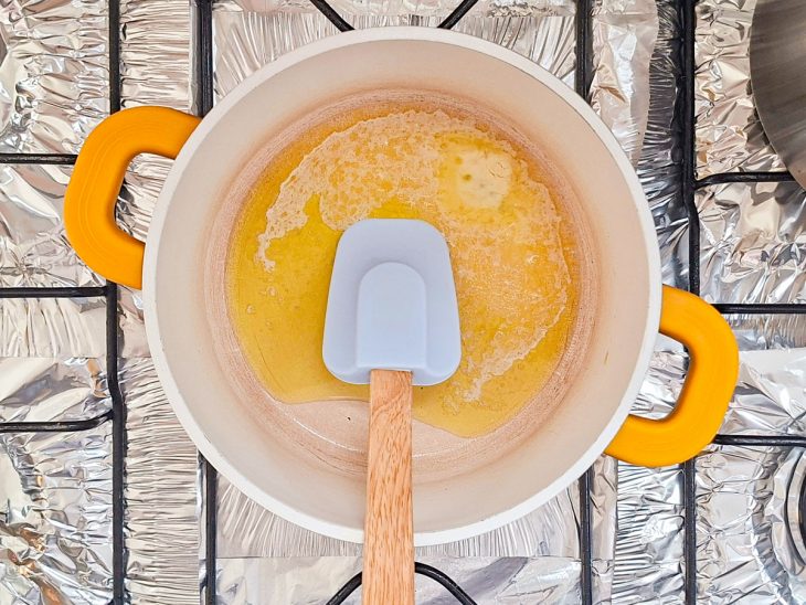 Em outra panela, a manteiga derretida.