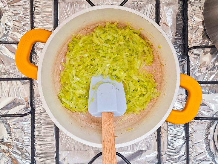 Alho-poró refogado na panela.