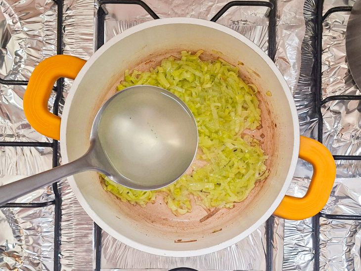 Caldo dos legumes sendo adicionado na panela.