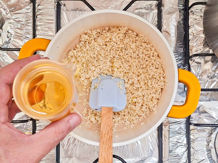 Vinho sendo adicionado na panela.