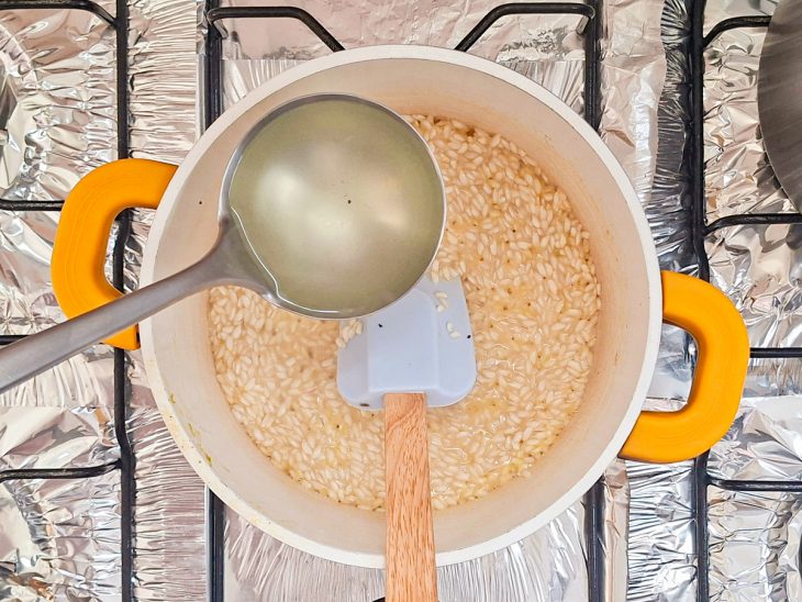 Caldo sendo adicionado na panela.